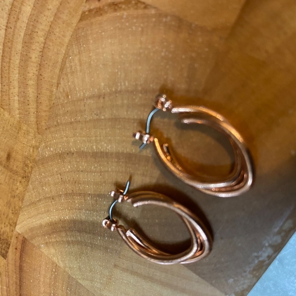 * rose gold tone interlocked hoop earrings 1980 vintage - Picture 3 of 5